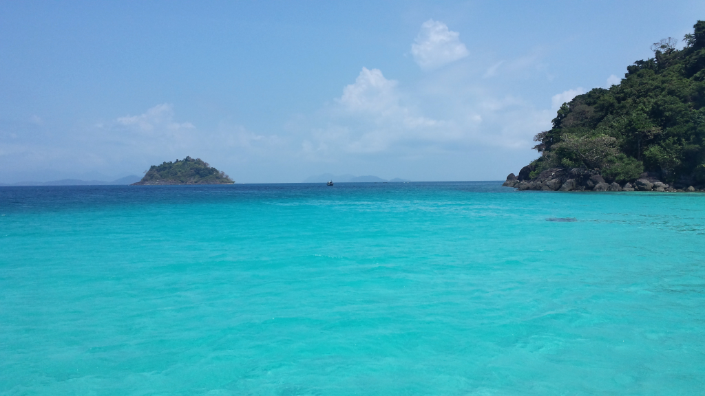 escursione isola circondata dal mare azzurro