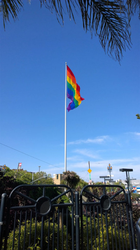 La bandiera arcobaleno di castro a san francisco simbolo della comunita gay