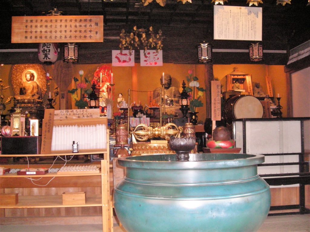 La sala della cerimonia del tempio buddista di Shojoshin-in