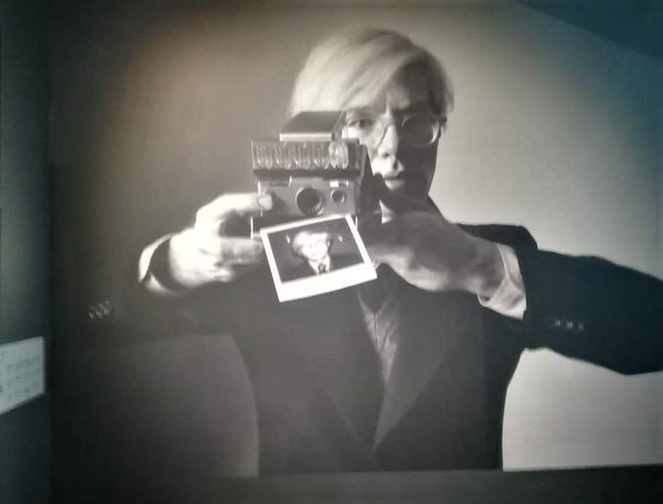Auto ritratto di Wahrol con la sua Polaroid
