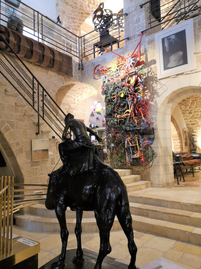 Installazione cavallo con condottiero nel museo di Ilana Goor