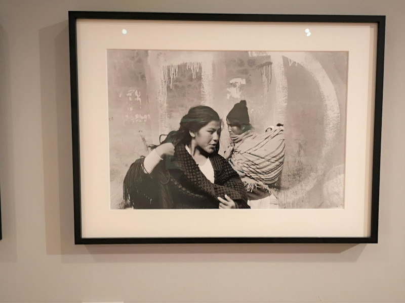 Donna con bambino delle Ande boliviane alla mostra Francesco Scianna
