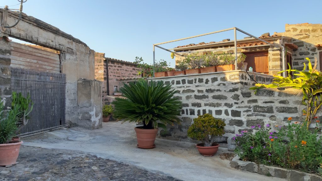 Le vecchie case di pietra di Usticae antiche La parteLE Ustica