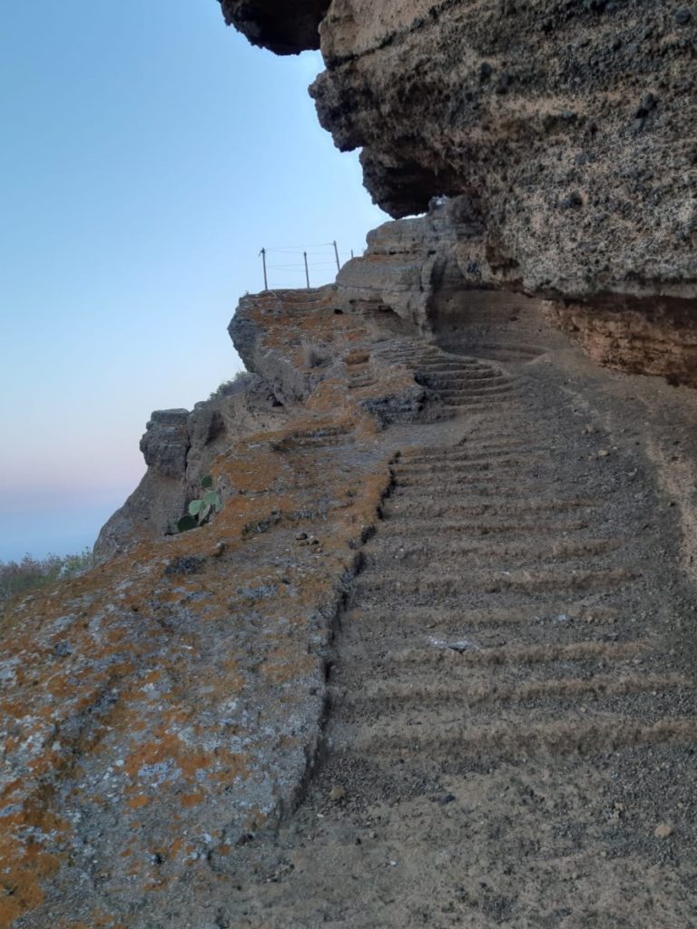 Sentiero verso la Rocca Falconiera di Ustica